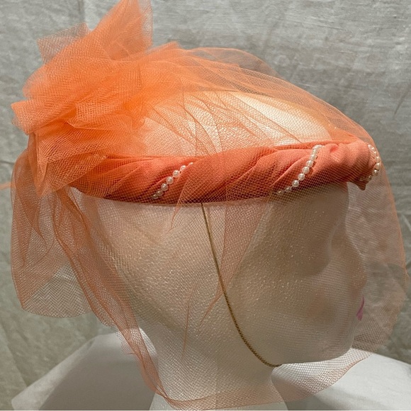 Fedora coral colored Facinator. 50’s style. Rare find. loose threads see pics. - Picture 5 of 10